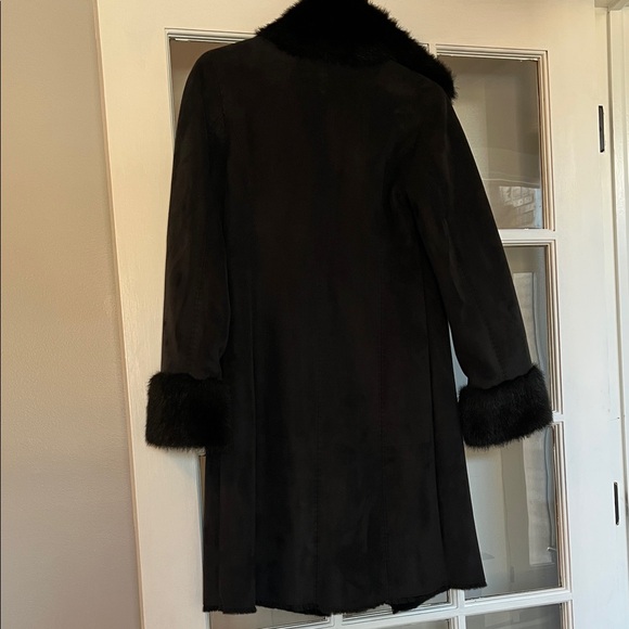 Chic Black Trench Coat with Faux Fur Trim - Picture 5 of 9